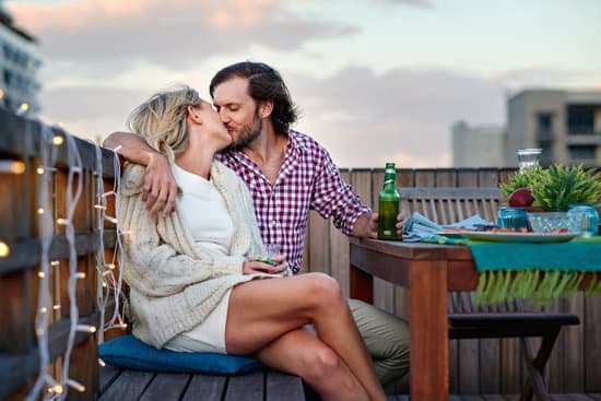 Kiss on First Date: Yay or Nay?