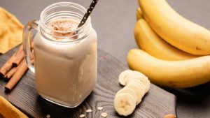 proteinrik kalorisnål banan smoothie med jordnötssmör