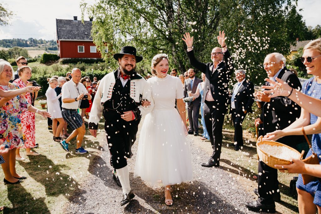 Ingeborg+Mats-konfetti-Jaren, Hadeland, solsikker, bryllup, hagebryllup, bunad, brudgom, brud_23