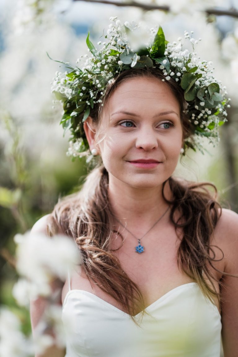 Marianne har på seg en kjole fra Tuva Listau (tuvalistau.com), og blomsterkransen er laget av Bente Bratten