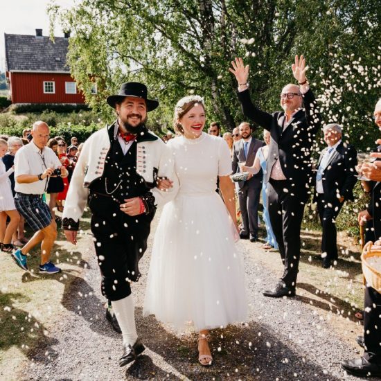 Ingeborg+Mats-konfetti-Jaren, Hadeland, solsikker, bryllup, hagebryllup, bunad, brudgom, brud_23