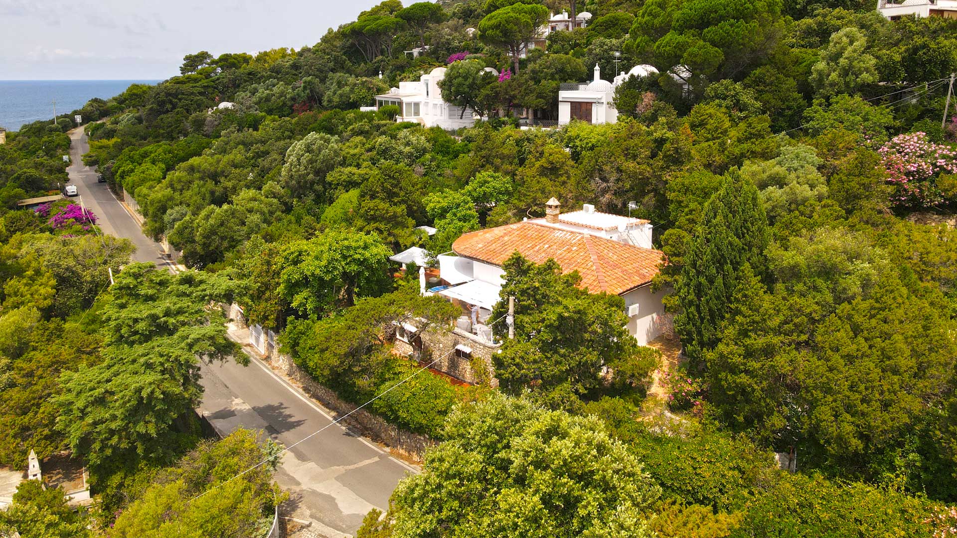 Elegante Villa con Vista Mozzafiato e Accesso Privato al Mare