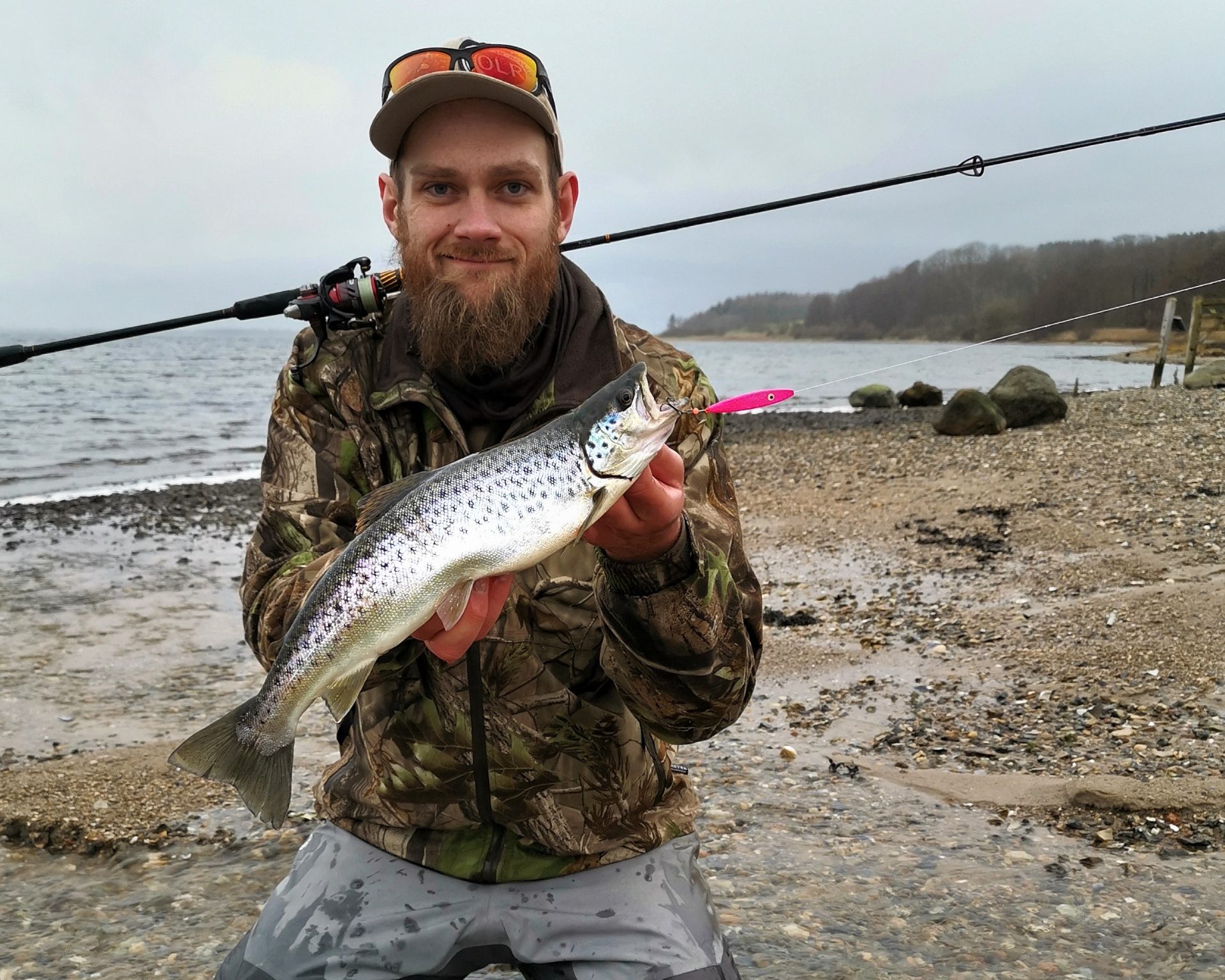 Kasper med en flot havørred fanget ved Skyum Bjerge i Limfjorden..