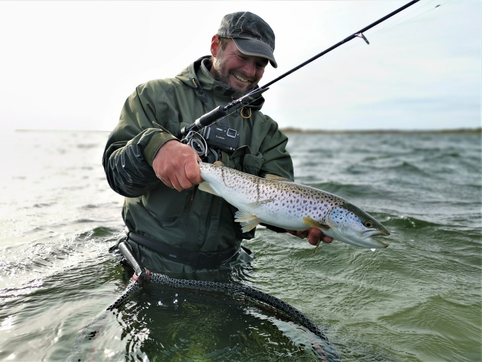 Jari med en havørred fra Attrup Havn i Limfjorden.