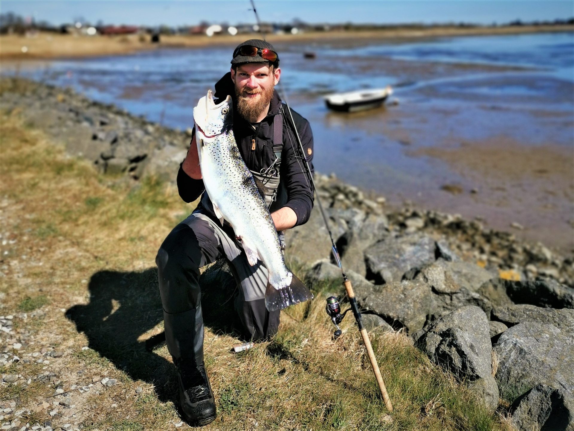 Sommerpladsen er den bedste fiskeplads i Limfjorden til fangst af havørred om sommeren. Her ses Kasper Weidick Iversen med en havørred derfra.