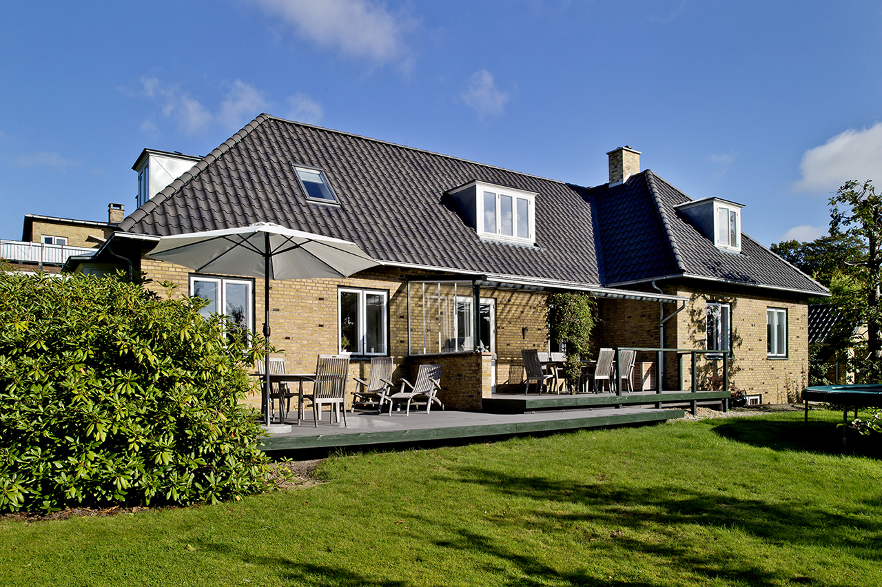 Moderne komfort uden at gå på kompromis med arkitekturen, huset og den dejlige terrasse