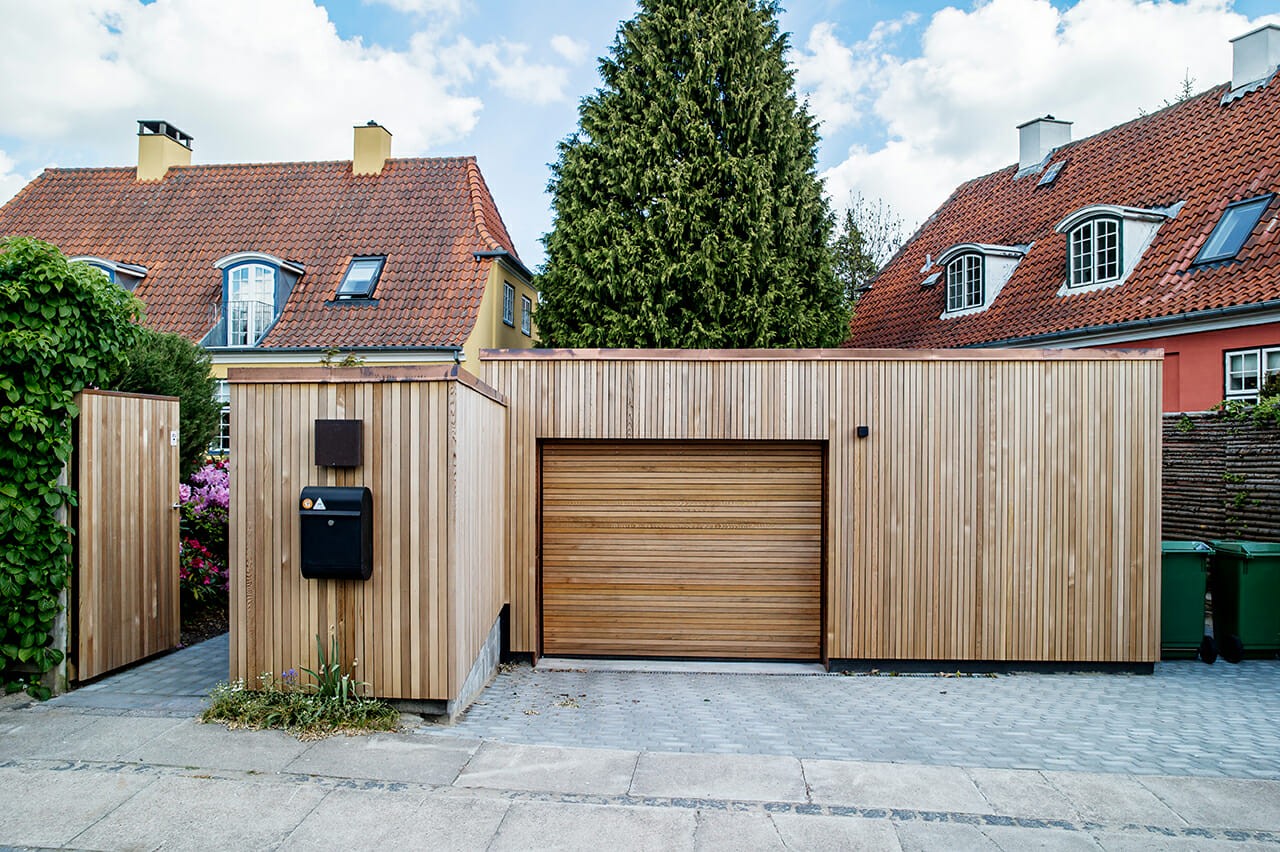 Bevaringsværdigt hus fra 1920 blev gennemrenoveret, ny carport og skur beklædt med cedertræ står i fin kontrast til det oprindelige hus