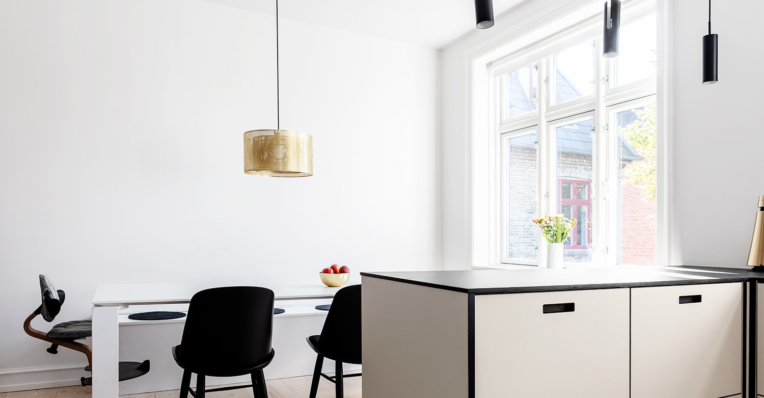 Spiseplads i køkken-alrum i nyrenoveret lejlighed på Frederiksberg