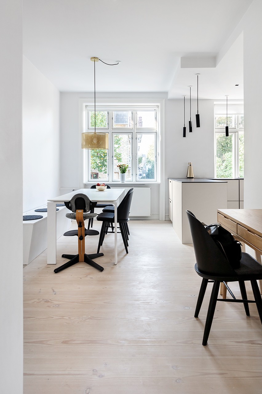 Køkken-alrum i totalrenoveret i lejlighed på Frederiksberg, spiseafdeling og hjemmearbejdsplads