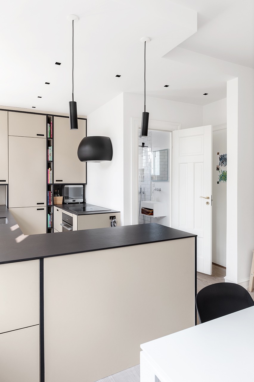 Køkken-alrum i totalrenoveret lejlighed på Frederiksberg, indbyggede spots i loftet