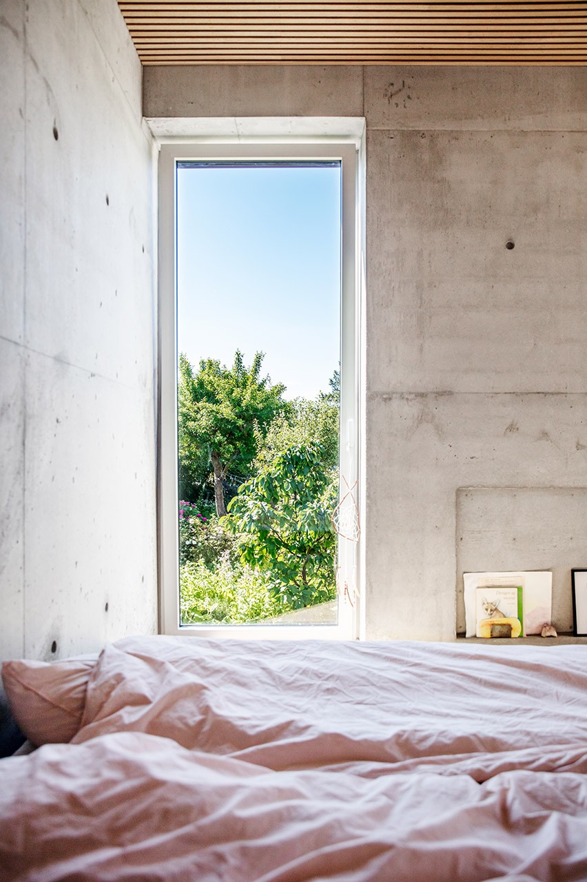 Soveværelse i ny tilbygning med stort vinduesparti med udsigt til haven
