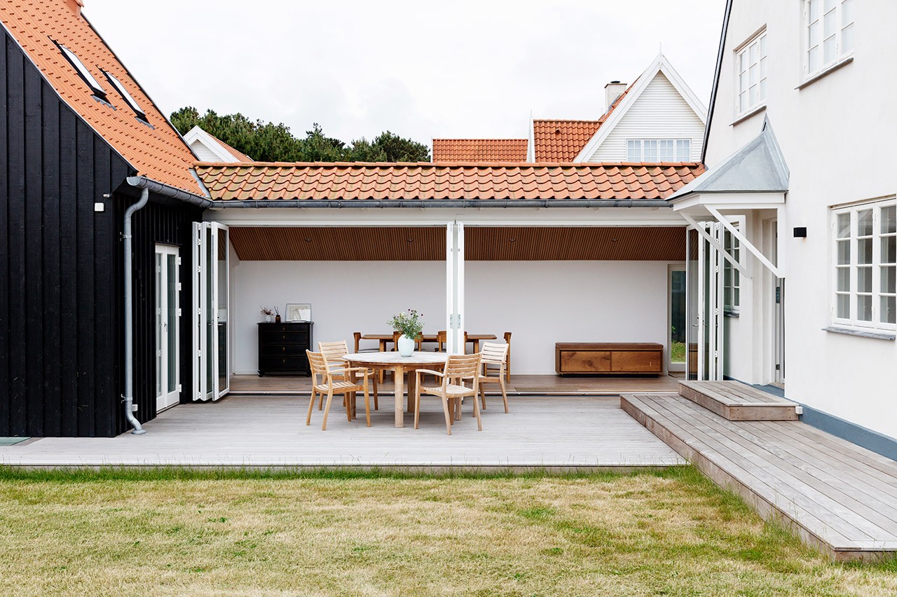 Bevaringsværdigt sommerhus med tilbygning blev totalrenoveret og moderniseret af arkitekt Morten Dalsgaard fra m4 Arkitekter