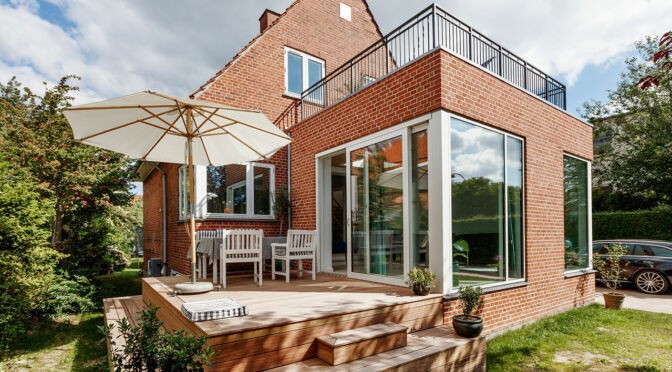Tilbygning til den danske funktionelle villa tegnet af arkitekt Morten Dalsgaard fra m4 Arkitekter