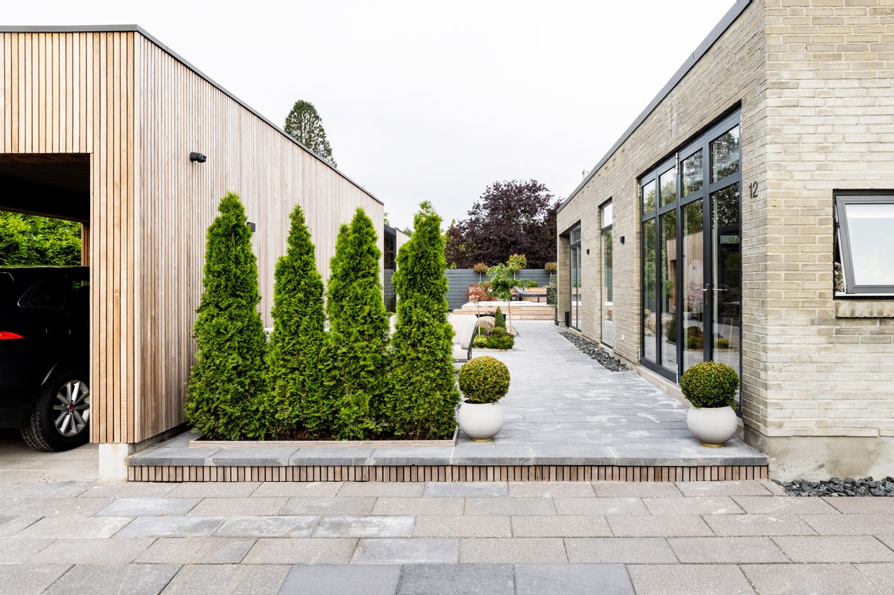Arkitekttegnet tilbygning og japansk inspireret gårdhave