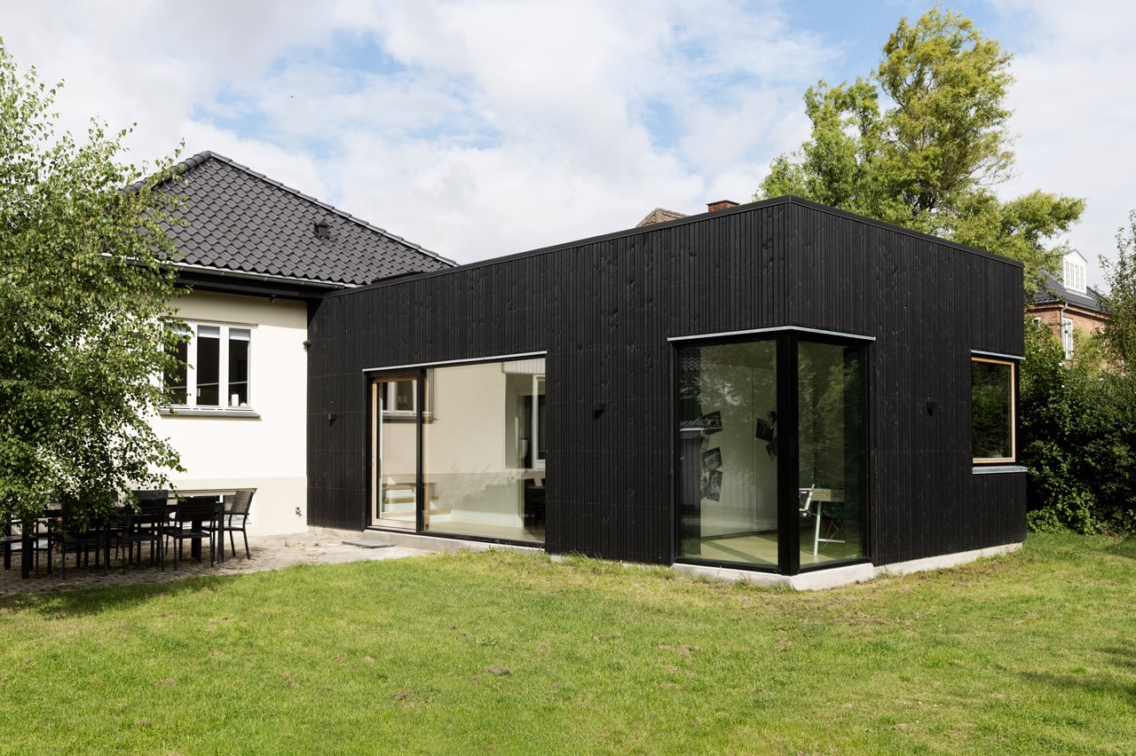 Funkisbungalow i Valby fik højloftet tilbygning med store glaspartier, hjørnevinduer og skydedør