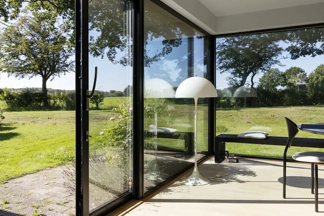 Moderne konvektor-bænken fra Meinertz supplerer stueindretningen, kombinerer funktion med stil og skaber en harmonisk forbindelse mellem indenfor og udenfor.