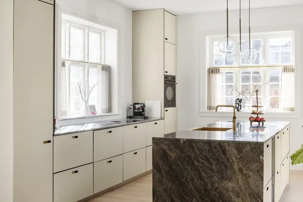 Familien drømte om et åbent køkkenalrum og valgte et køkken med fronter fra &SHUFL. Køkkenbord og Kogeø i granit tilføjede både funktionalitet og elegance til rummet.