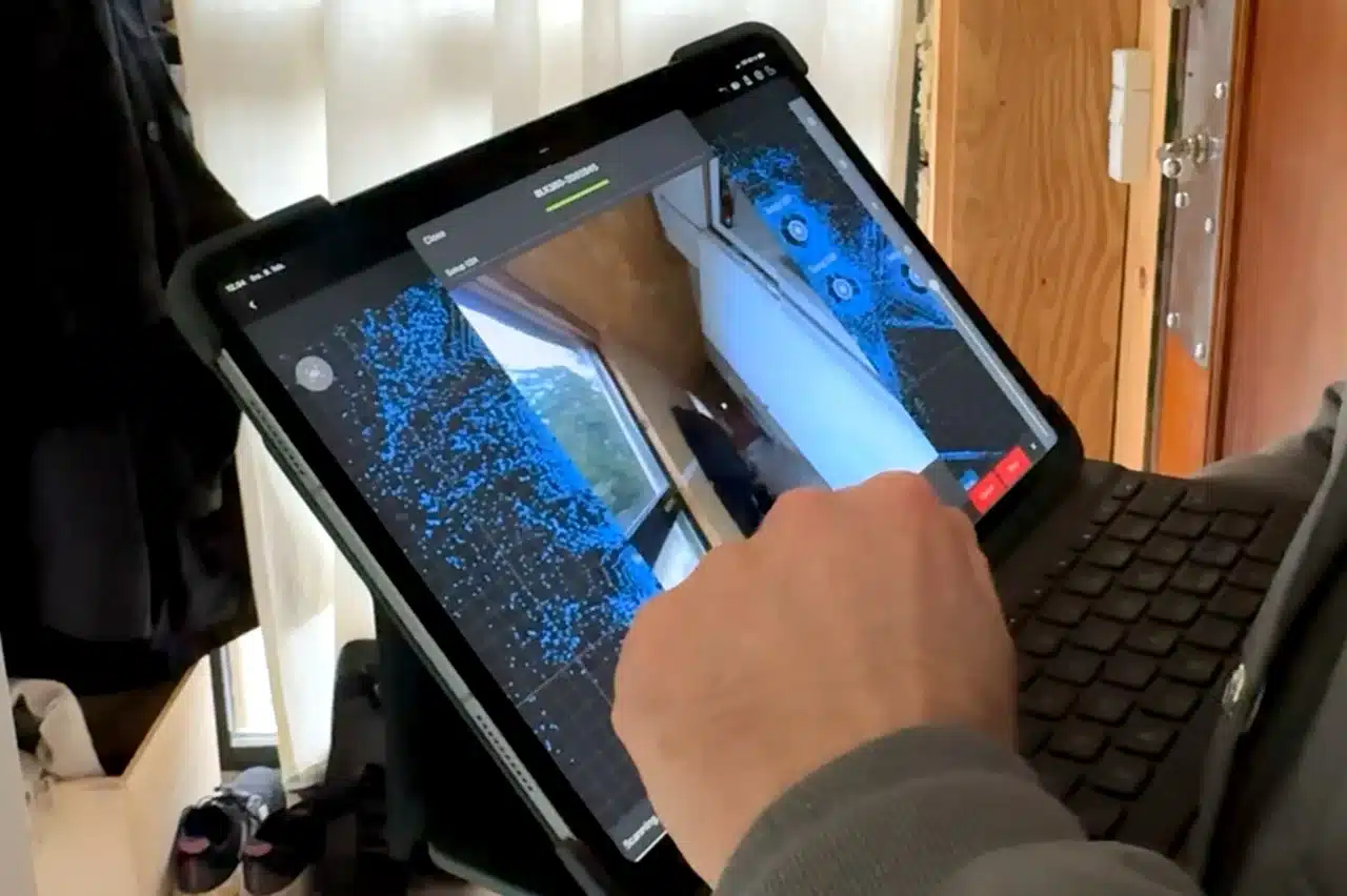 3D-scanning af husets plan og detaljer viser sig som en punktsky i det program der samler alle laserscanningerne i en digital 3D-model.