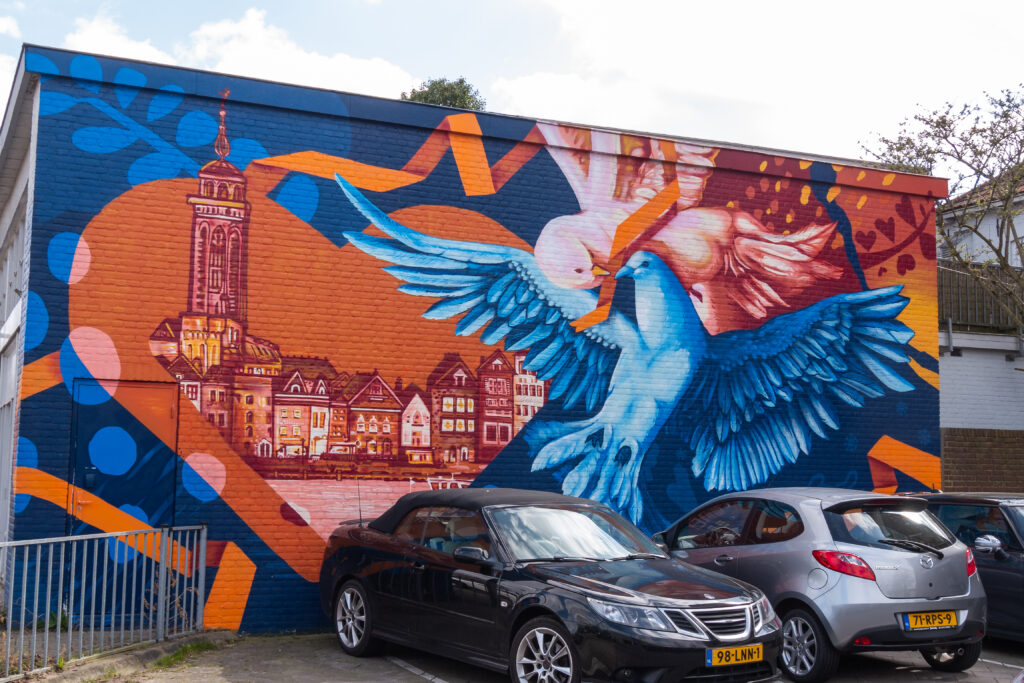 een mural ter ere van 75 jaar vrijheid in 2020 gemaakt door kunstenaar Will-Yoow. Hij heeft onder andere twee vredesduiven gemaakt, die samen het symbolische lint dat om Deventer was gewikkeld losmaken en de weg naar vrijheid openen. Er is gekozen voor deze locatie nabij de Wilhelminabrug, omdat deze brug een grote rol heeft gespeeld in de oorlog. Deze mural is in de coronacrises gemaakt, daar is ook een kleine verwijzing naar in de muurschildering te vinden als je goed kijkt.