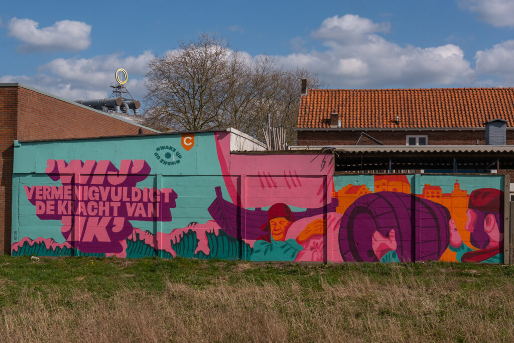 Muurschildering van kunstenaar Hedy Tjin met het thema "De Hanze". Aanleiding voor het project is om jongeren bekend te maken met de geschiedenis uit Canon van Nederland, die een bron van herkenbare levenslessen vormt. Via empowerment-statements, waarmee jongeren zichzelf kunnen identificeren, kunnen zij inzien dat zij zelf de regie hebben over hun toekomst. De lessen uit het verleden worden wake up calls voor het heden.