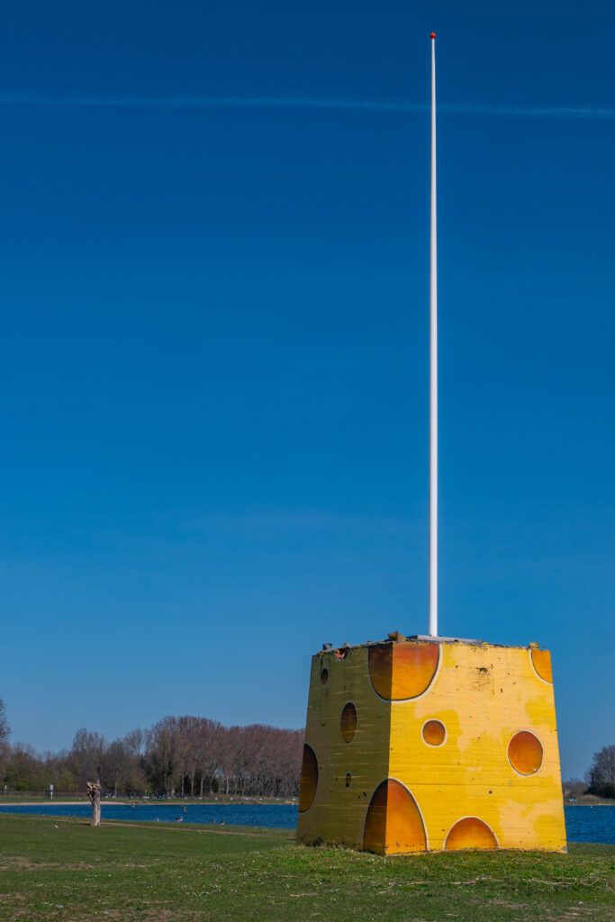 Kaasblokje op verzoek eigenaar op grote voet vlaggemast door Wessel en Stein Koning