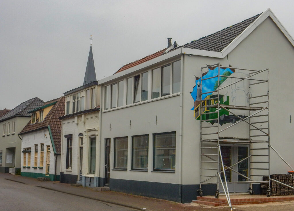 De Tram, de locomotief Silvolde 13, werd ingezet op de tramlijn die door Silvolde liep van 1886 tot 1953. De tramlijn lag op anderhalve meter afstand van deze woning.