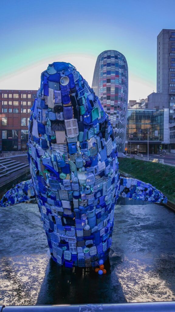 Een plastic walvis – gemaakt van vijf ton zwerfval uit de oceaan bij Hawaï.
Skyscraper is een kunstwerk ontworpen door het Amerikaanse bureau StudioKCA, waarmee de makers aandacht willen vragen voor de problemen van de plastic soep in de oceaan.Het kunstwerk is ongeveer zo hoog als een gebouw van vier etages, dus het valt enorm op. Het geheel ziet er vrolijk uit, totdat je goed kijkt en de herkomst van het plastic herkent. De kunstenaar heeft daar heel goed over nagedacht.