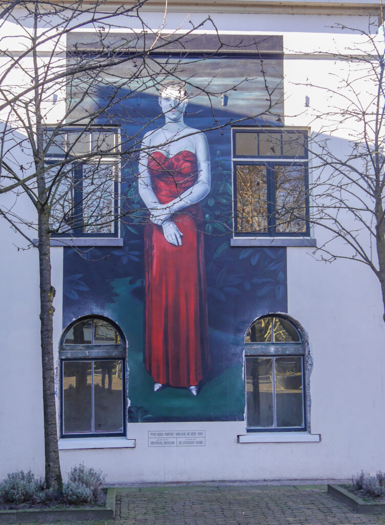 Voor de tentoonstelling Pyke Koch in het Centraal Museum Utrecht is een van zijn bekende meesterwerken op een monumentaal huis te schilderen. Het schilderij is een portret van zijn vrouw en muze Geertje Koch.