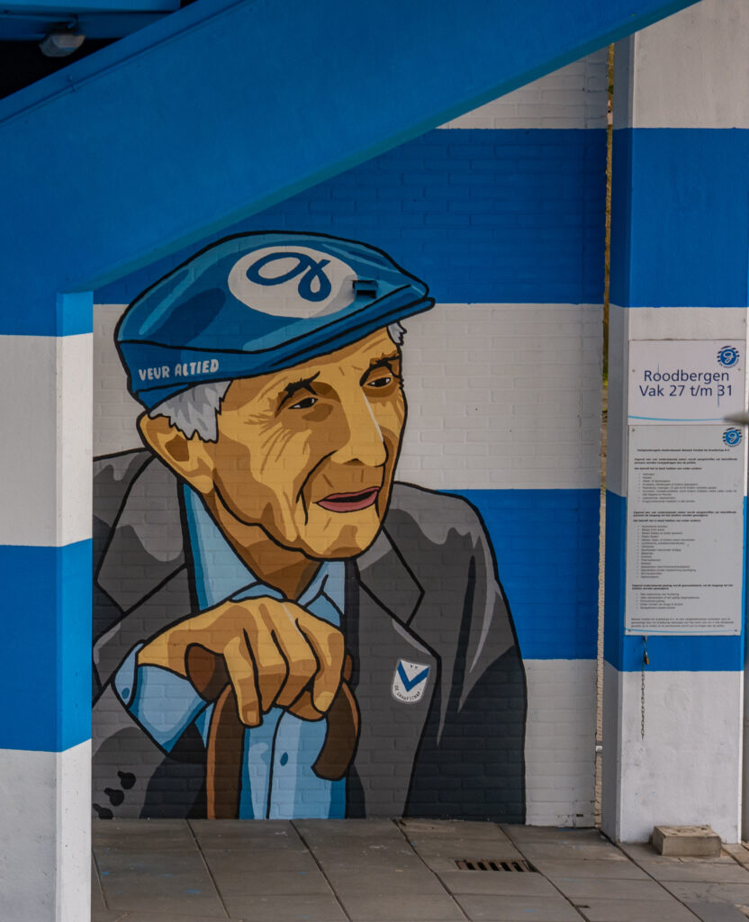 supporters van De Graafschap zijn ‘Veur altied Superboer’. Ze steunen de club door dik en dun.