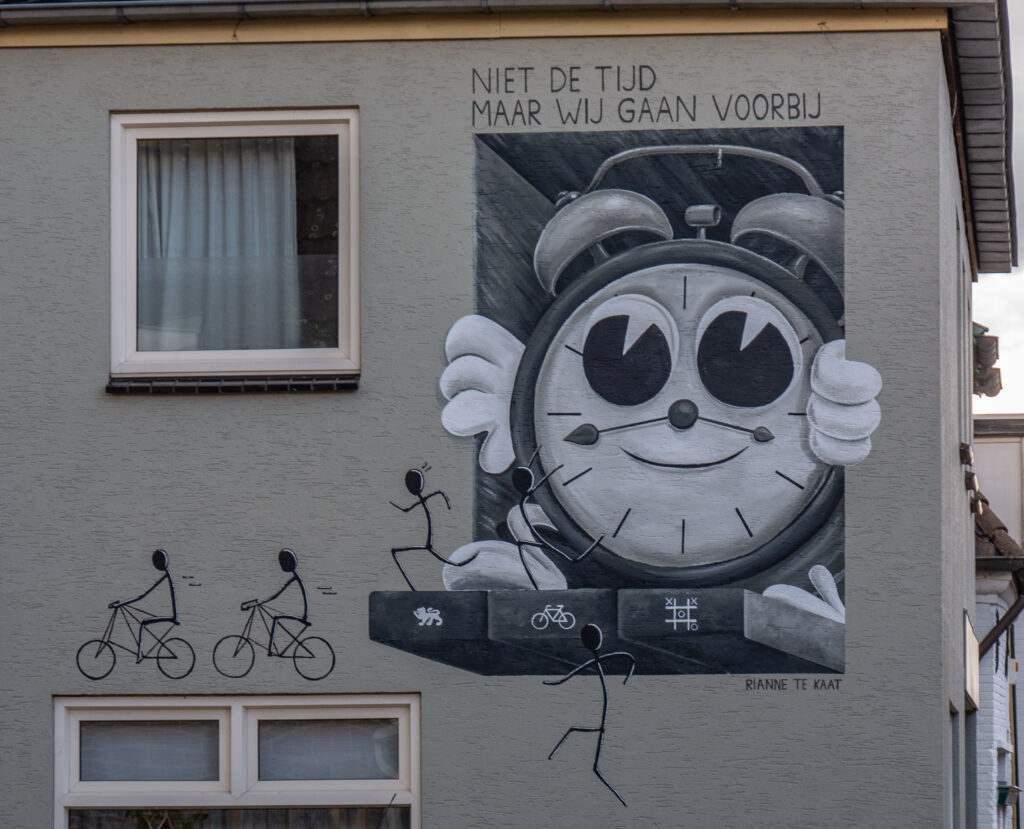 Deze tekst stond jarenlang op het pand aan de Ulftseweg 26 in het dorp. Het is er nu weer te lezen, boven een wekker die uit de muur lijkt te stappen.