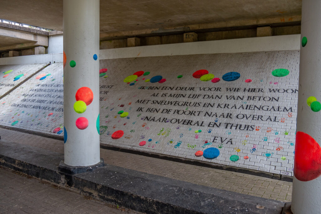 ver wat er zoal onder en bij het viaduct gebeurt. Dus de koningsrit, schoolkinderen die langsfietsen en vogels die er wonen.