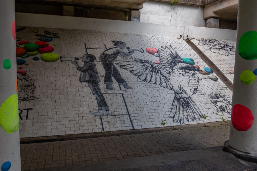 Elk plaatje een betekenis, allemaal gerelateerd aan Brummen. Zo zouden passanten het huis Spaansweerd kunnen herkennen of de muziekkoepel op het Marktplein. Bedrijven konden ook een plekje op het canvas ‘kopen’. Zo zie je bijvoorbeeld een mooie oude auto, gesponsord door Gallery Aaldering of een fototoestel van de plaatselijke fotograaf.”