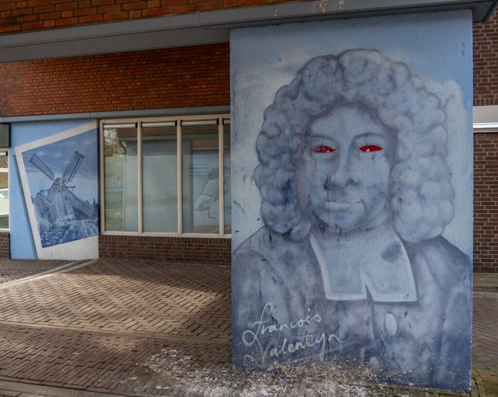 Was een Nederlandse dominee die tweemaal is uitgezonden naar "de Oost". Hij was een goed verteller en opmerkelijk breed en precies. Valentijn verheerlijkte de Nederlandse macht en het imperium in Azië. Hij was een nationalist en geldt als een zelfingenomen en ijdel historicus. Vooral de wisselwerking tussen de Europese heerschappij en het Aziatische karakter wordt in zijn werk zichtbaar.