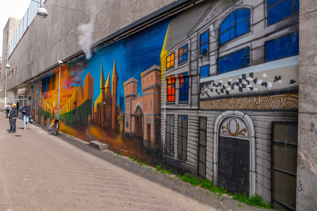 Hart voor Den Haag/Groep de Mos legde het idee eind vorig jaar neer bij het stadsbestuur om van de Raamstraat 'een uniek Haags straatje' te maken. Op een zogenaamde Instagram muur zijn Haagse taferelen geschilderd van de mooie stad achter de duinen.