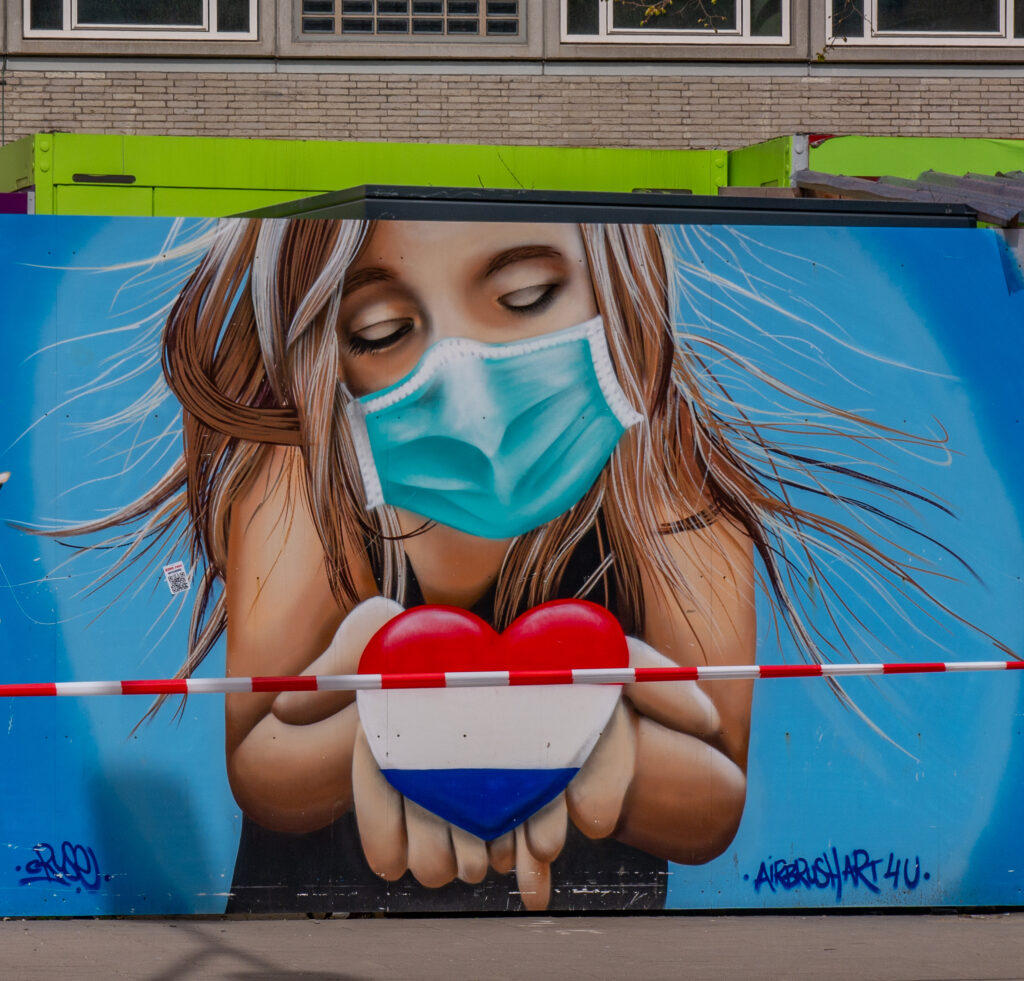 Op een 80 meter lange bouwschutting voor het voormalige gebouw van PTT Post maakten 20 verschillende Haagse Street Art kunstenaars een eigen kunstwerk met als thema het coronavirus.