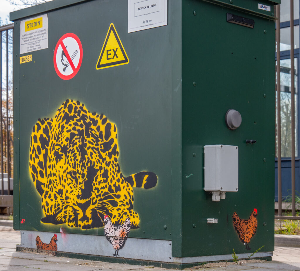 Hierop staat een gestencilde panter, die jaagt op kippen die van oudsher hier te vinden waren.