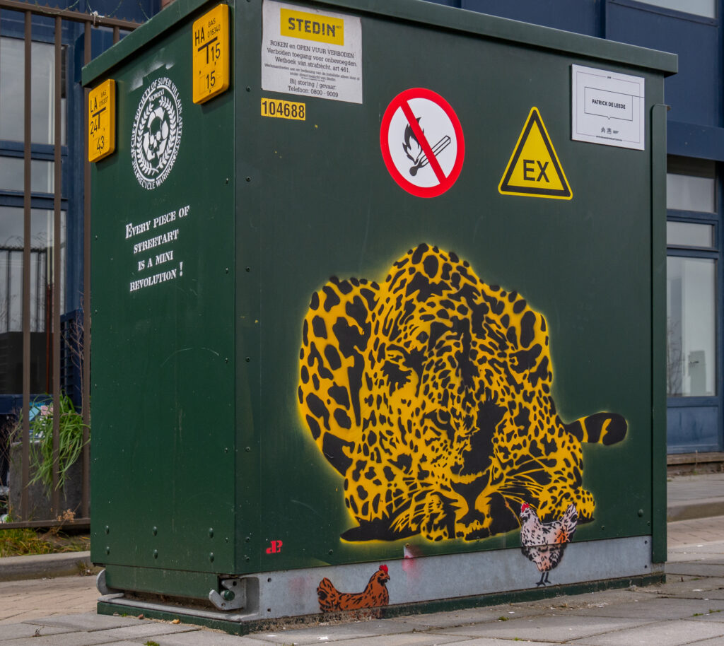 Hierop staat een gestencilde panter, die jaagt op kippen die van oudsher hier te vinden waren.