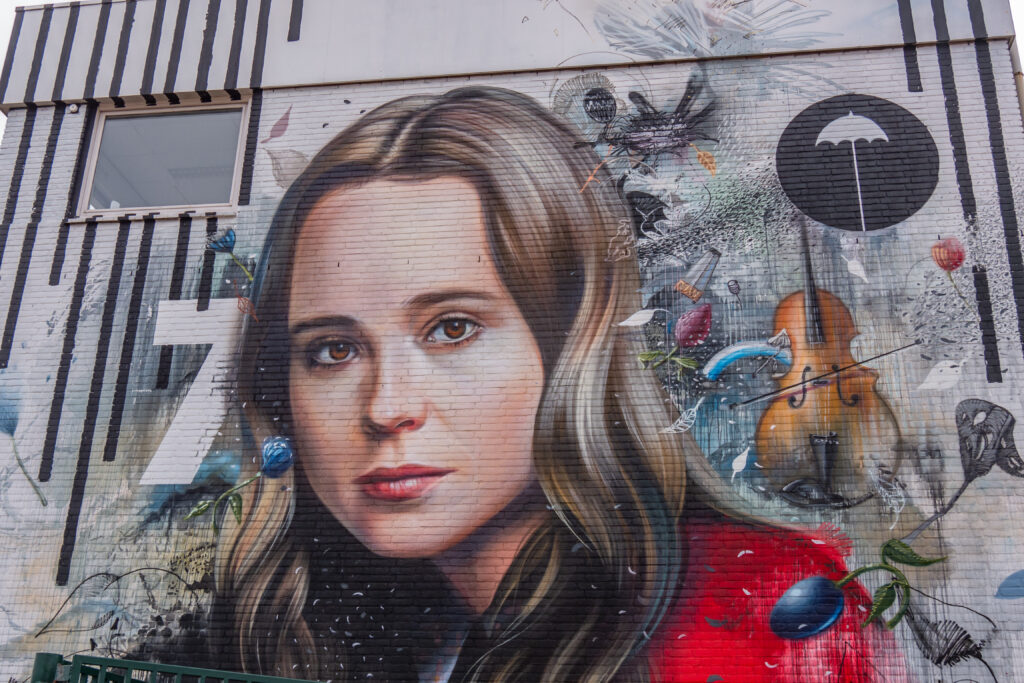 Deze gave muurschildering van de Canadese actrice Ellen Page is gemaakt om de serie The Umbrella Academy te promoten. Super gaaf dat Netflix in 2019 er voor koos om op deze manier te promoten in plaats van een reclamespandoek!