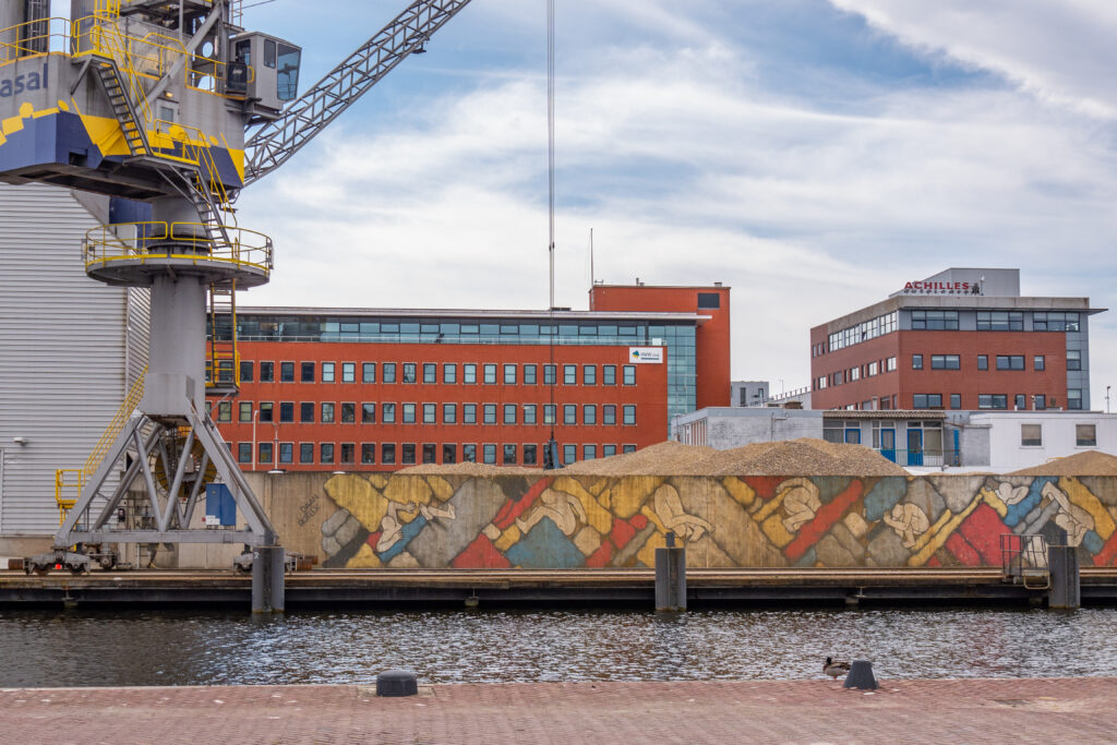 In 2017 (het Mondriaanjaar) heeft Daan Botlek zijn eigen Mondriaan gemaakt op een houten wand bij de cementfabriek. Hiervoor is hij geïnspireerd door Mondriaans bekendste schilderij, de Victory Boogiewoogie. De vier delen zijn naast elkaar geplaatst om er vervolgens zijn bekende anonieme figuur doorheen te laten bewegen, terwijl de cementstukken voorbijkomen.