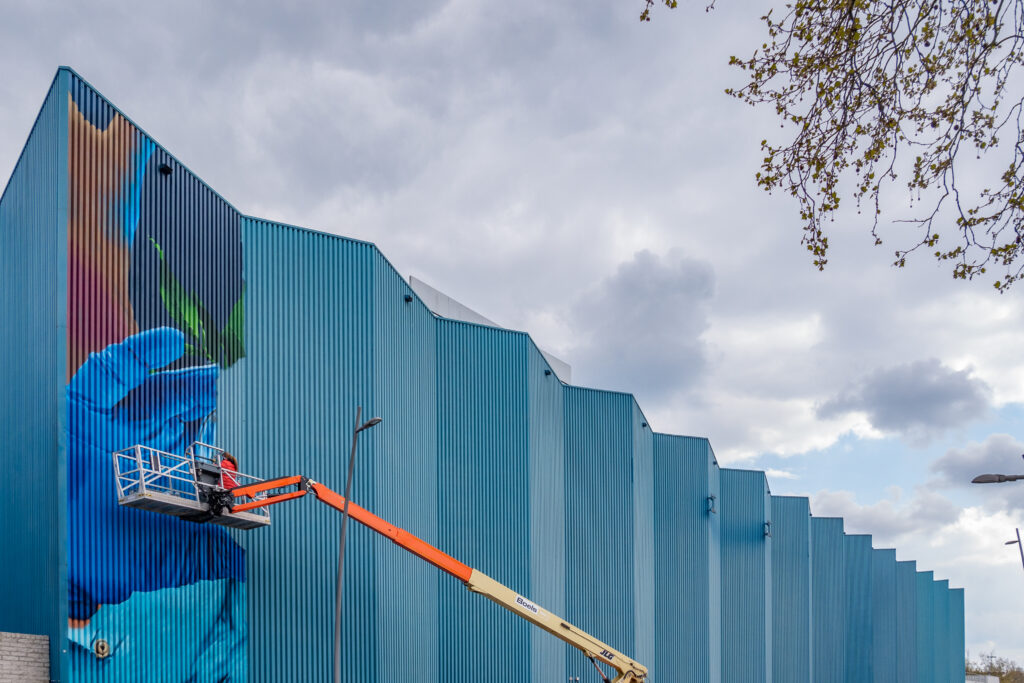 Een blauwe muur van farmaceut MSD is nu het domein van Rosalie de Graaf. En wat voor een, met maar liefst 700 vierkante meter wordt het letterlijk de grootste klus die ze tot nu toe gedaan heeft.
