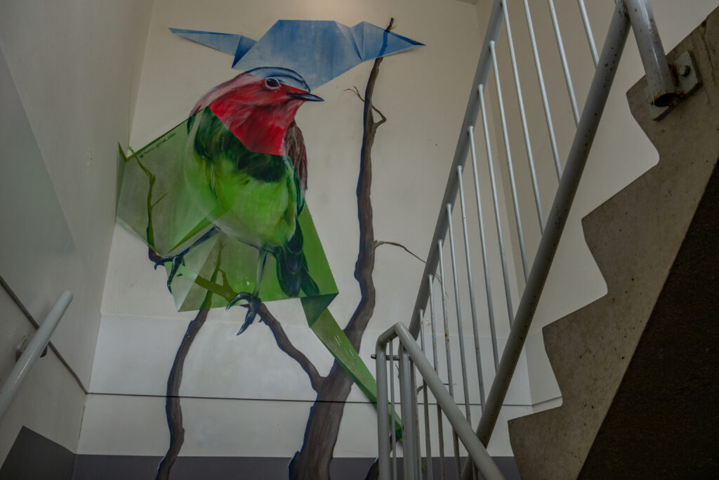 Tree of Life, de boom loopt door alle verdiepingen beginnend onderaan met de wortels. In het midden houden de handen de stam stevig vast zodat deze niet omwaait. Kom je tot de bovenste etage dan zie je een vogel die op het punt staat uit te vliegen. De ogen van het kunstwerk staan symbool voor de spiegels van je ziel.