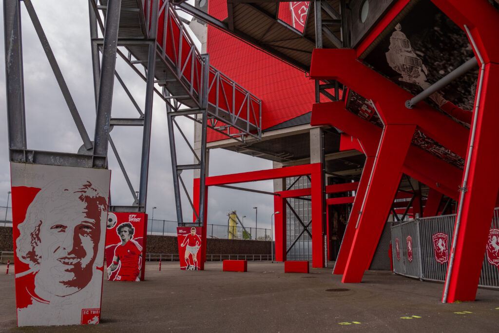 Begin mei 2020 hebben de Ultras van Vak-P het initiatief opgepakt om samen met andere supportersgeledingen om fraaie details aan te brengen en komen er portretten van (oud) spelers en clubmensen op de pilaren.