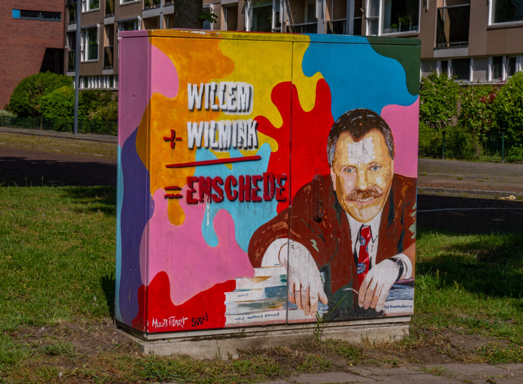 Willem Andries Wilmink was een Nederlandse neerlandicus en vooral dichter, schrijver en zanger. Werd ook bekend samen met Harry Bannienk
