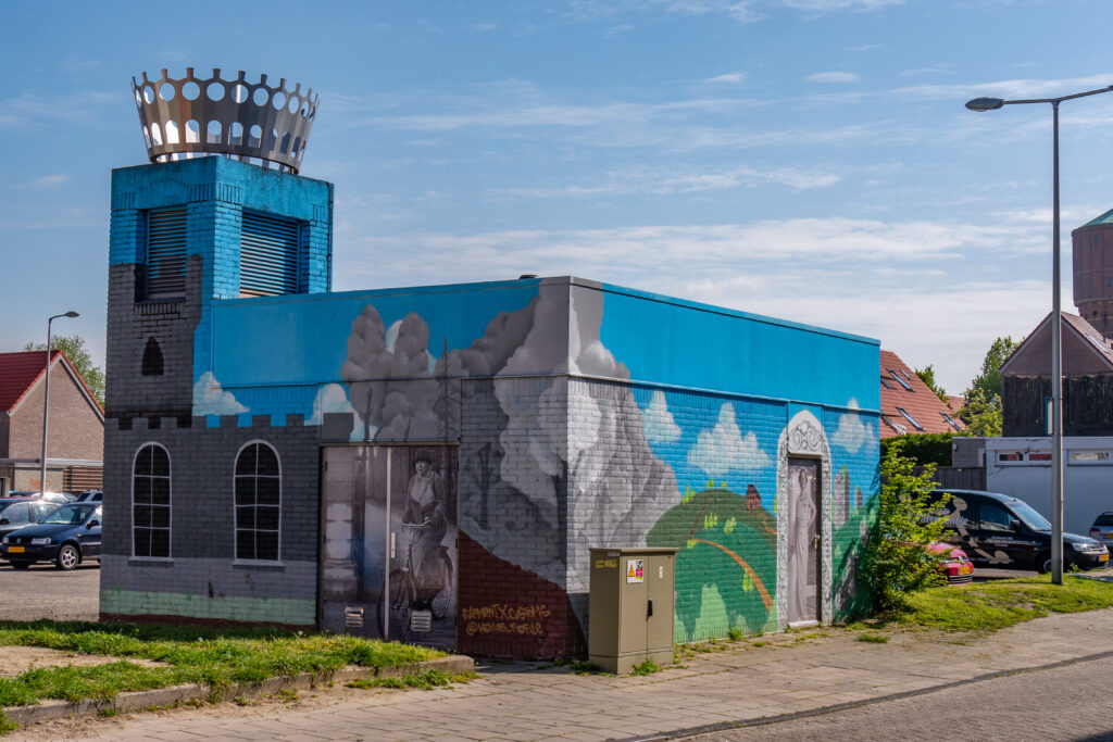 een kleurrijk huis met de toenmalige koniging Juliana