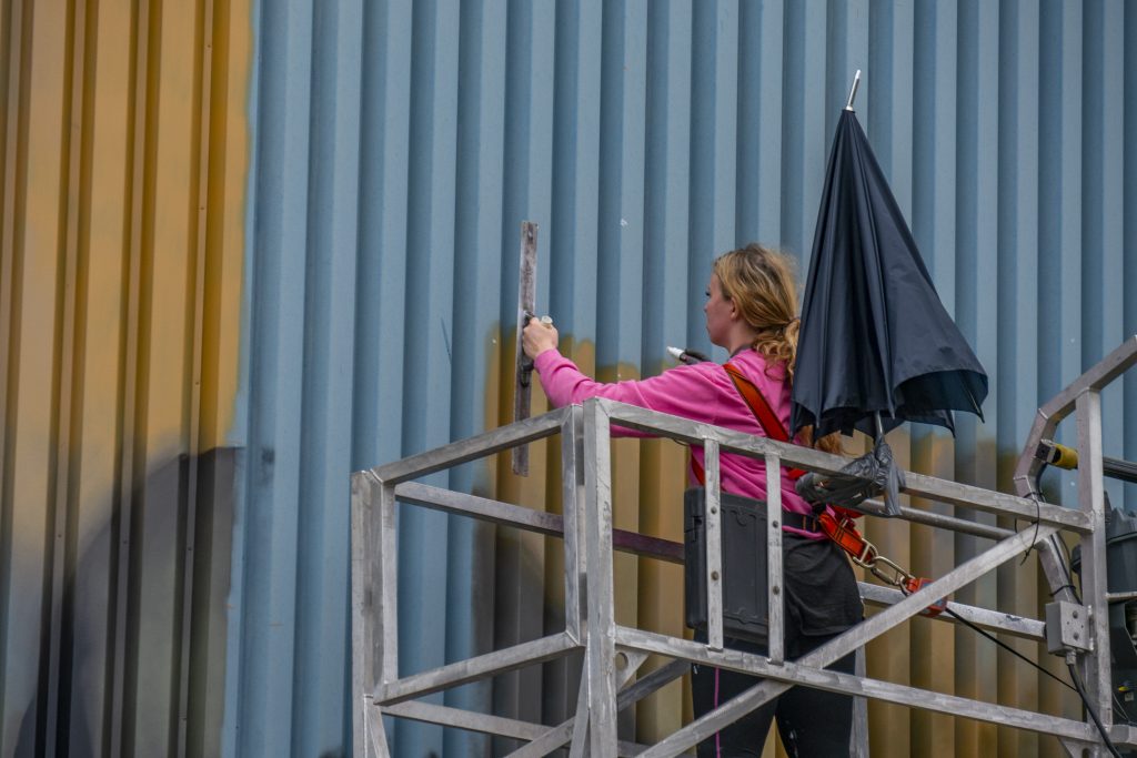 In haar ontwerp staat de natuur als basis van de geneeskunde centraal. Met op de achtergrond een boom die zijn takken over het hele kunstwerk spreidt. De drie mensen symboliseren onderzoek, ontwikkeling en productie. In het kunstwerk zitten tal van details verstopt. Van bloemetjes en bijtjes tot rode bloedcellen. En van een foetus tot een menselijk hart dat aan een tak groeit.