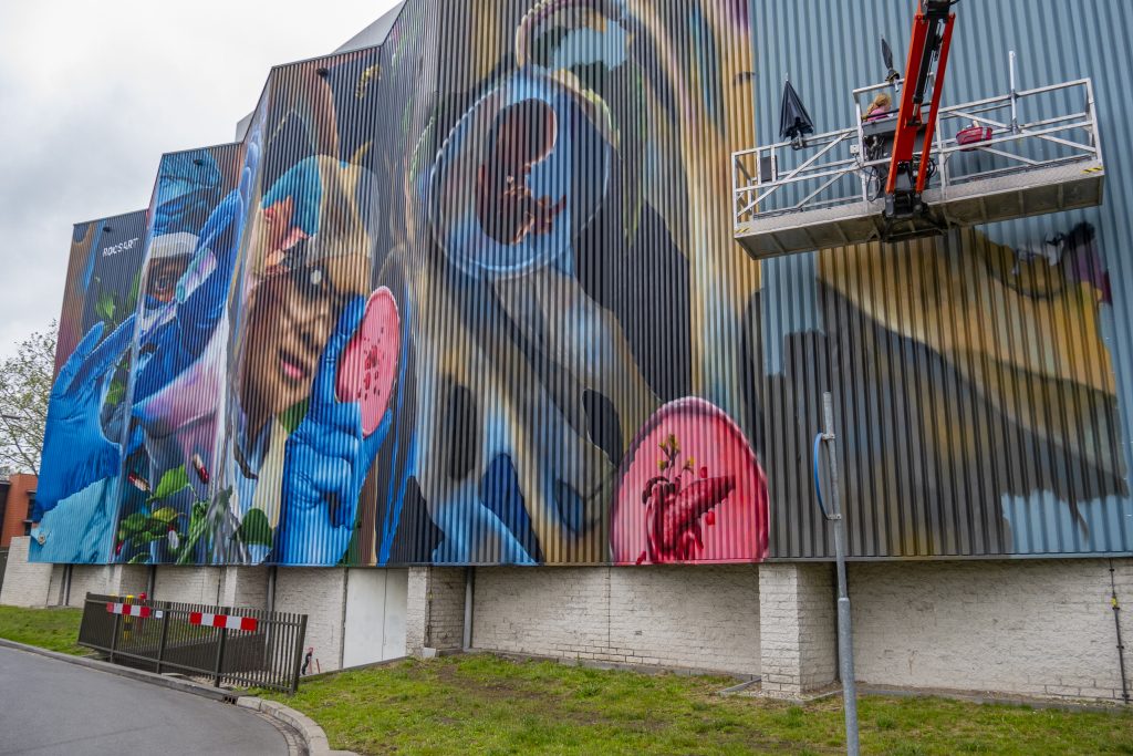 In haar ontwerp staat de natuur als basis van de geneeskunde centraal. Met op de achtergrond een boom die zijn takken over het hele kunstwerk spreidt. De drie mensen symboliseren onderzoek, ontwikkeling en productie. In het kunstwerk zitten tal van details verstopt. Van bloemetjes en bijtjes tot rode bloedcellen. En van een foetus tot een menselijk hart dat aan een tak groeit.