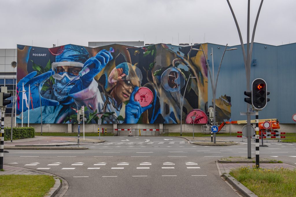 In haar ontwerp staat de natuur als basis van de geneeskunde centraal. Met op de achtergrond een boom die zijn takken over het hele kunstwerk spreidt. De drie mensen symboliseren onderzoek, ontwikkeling en productie. In het kunstwerk zitten tal van details verstopt. Van bloemetjes en bijtjes tot rode bloedcellen. En van een foetus tot een menselijk hart dat aan een tak groeit.