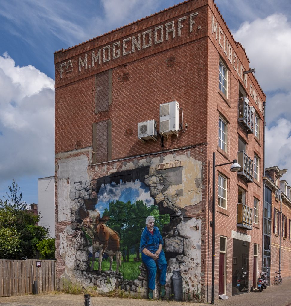 Rosalie de Graaf - Anna Reintjes leefde een uiterst sober leven. Ze sliep in een bedstee in de kamer en het fornuis en de kachel werden gestookt met kolen en briketten. De enige ‘luxe’ in haar boerderij was stromend water en elektriciteit. In de schuur stond de kakdoos en een douche was er niet. Ze overleed in 2007 op 96-jarige leeftijd en al haar bezittingen aan de kerk. Koe Corrie vond een thuis in het Openluchtmuseum in Arnhem.