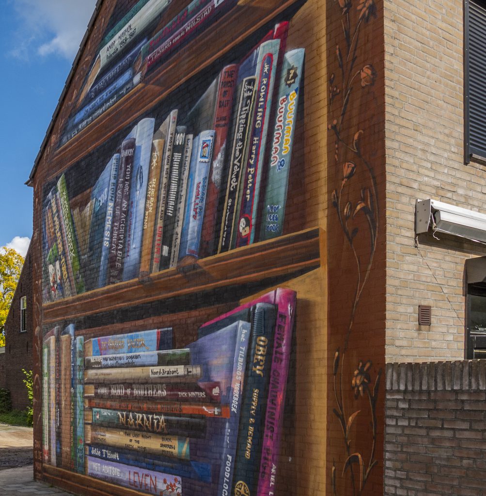 De buurt levert de boeken,Daarna verschijnt een metershoog exemplaar met daarin boekenkaften als Narnia, Van het westelijk front geen nieuws en werk van Charles Bukowski.