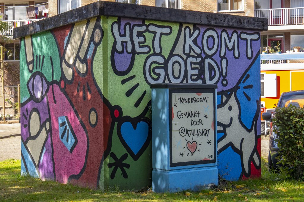 "Kinddroom"/ "Childdream" – De kunstenaar groeide op in deze buurt. Hij en zijn vrienden klommen vaak op dit elektriciteitsgebouw. Het verzamelt speelse gedachten van kinderen en is bedoeld als een ondersteuning voor iedereen, inclusief de ouderen. "Alles komt goed!"